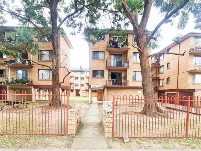 GOOD CONDITION UNIT ON 2ND FLOOR
