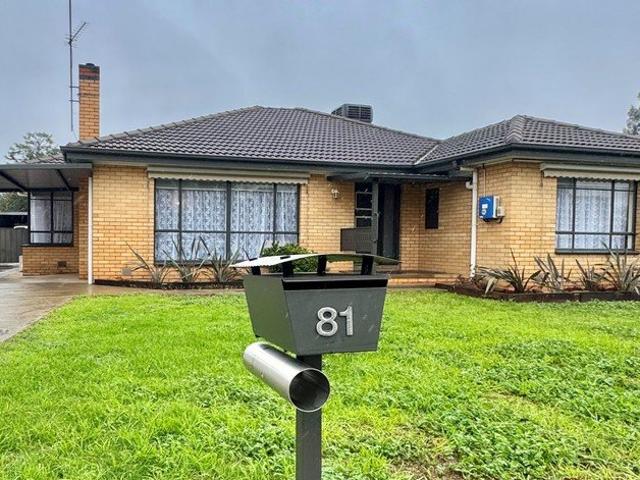 Good Location close to the main street!