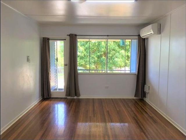 GOOD SIZE QUEENSLANDER DUPLEX WITH PLENTY OF UNDERNEATH STORAGE!