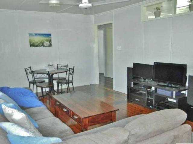 Good size, well presented high set in central location!
