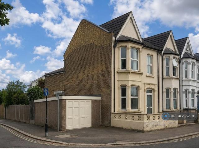 Goodall Road, London, E11 3 bed end of terrace house to rent £2,200 pcm £508 pw