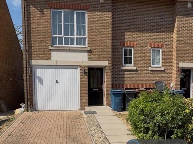 Goodhall Close, Stanmore, HA7 3 bed semi detached house to rent £2,950 pcm £681 pw