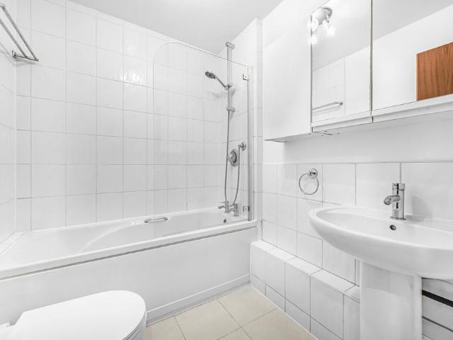 Goodhart Place, London, E14 2 bed apartment to rent £2,600 pcm £600 pw