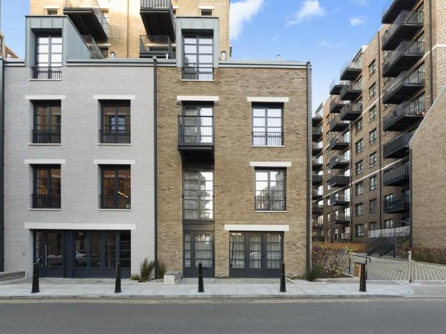 Goodluck Hope, Orchard Place, London. 4 bed townhouse to rent £5,950 pcm £1,373 pw