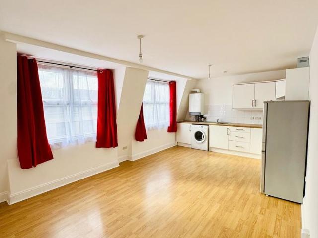 Goodmayes Road, Ilford, Essex 1 bed flat to rent £1,500 pcm £346 pw