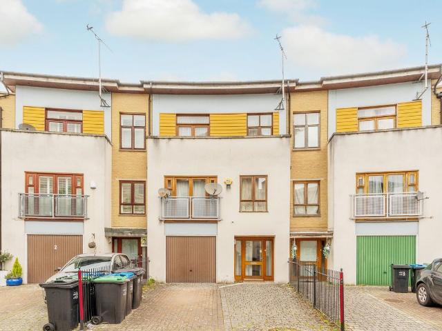 Goodman Crescent, Croydon CR0, 4 bed terraced house to rent, £3,000 pcm | PrimeLocation