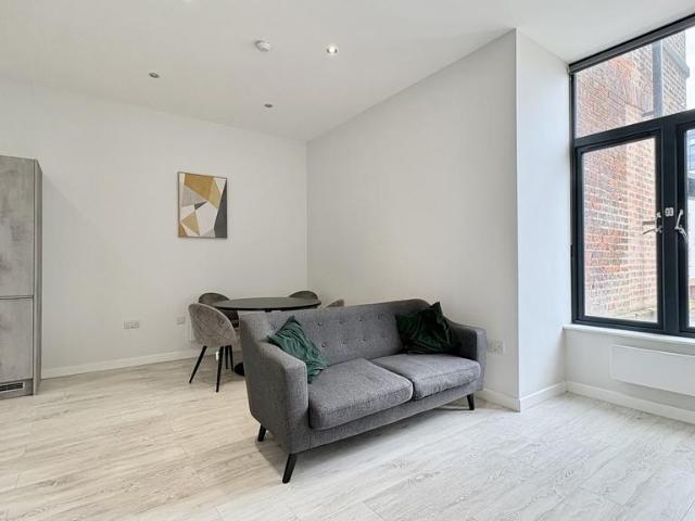 Goodman Street 2 bed flat to rent £1,095 pcm £253 pw