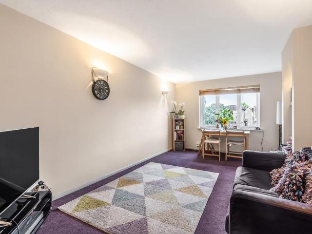 Goodwin Close, Bermondsey, London, SE16 2 bed flat to rent £2,175 pcm £502 pw