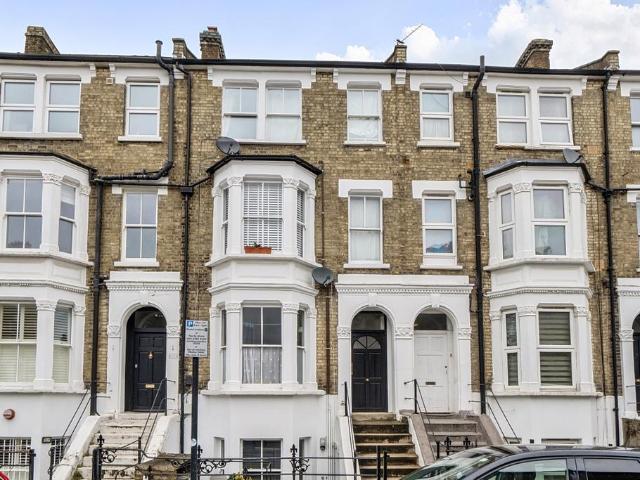 Goodwin Road London W12 1 bed flat to rent £1,575 pcm £363 pw