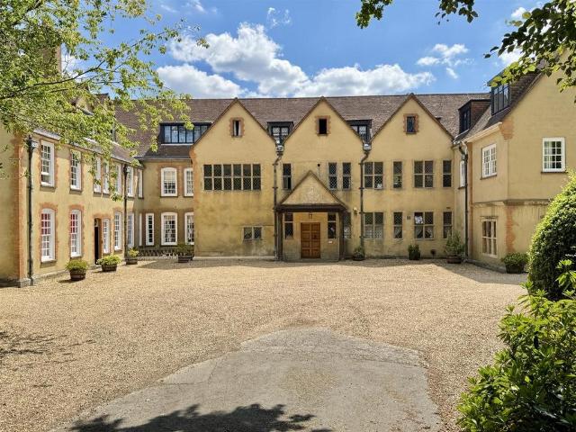 GOODWYNS PLACE, DORKING, RH4 2 bed apartment to rent £1,650 pcm £381 pw