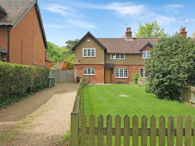 Goose Green, Gomshall 3 bed terraced house to rent £2,500 pcm £577 pw