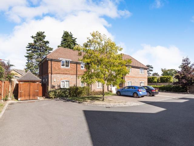 Godwin Close, Wokingham RG41, 2 bed flat to rent, £1,550 pcm | PrimeLocation