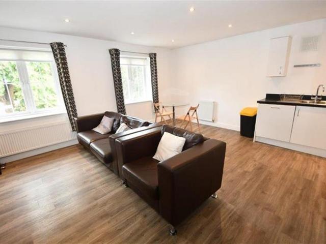 Godalming GU7 2 bed apartment to rent £1,650 pcm £381 pw