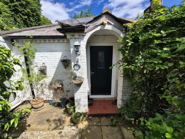 Godalming GU7 4 bed bungalow to rent £1,650 pcm £381 pw