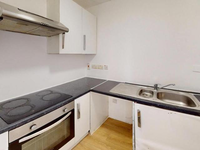 Godman road, Grays, RM16 3 bed flat to rent £1,350 pcm £312 pw