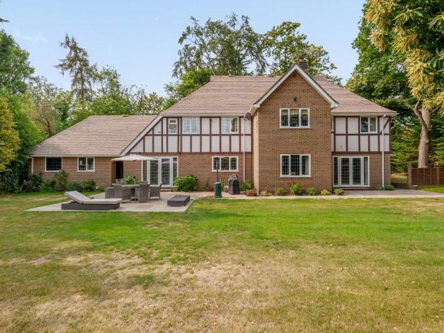 Godolphin Road, Weybridge, Surrey, KT13 5 bed detached house to rent £8,750 pcm £2,019 pw