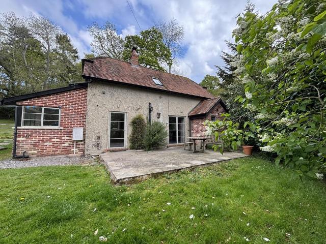 Godshill Wood, Fordingbridge. 2 bed detached house to rent £1,650 pcm £381 pw