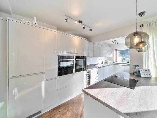 Godstone Road Caterham CR3 3 bed terraced house to rent £2,300 pcm £531 pw