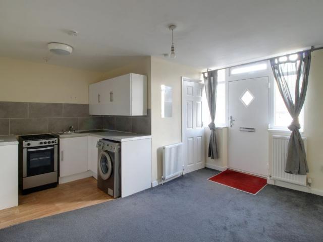 Godstone Road, Kenley CR8, 1 bed flat to rent, £1,050 pcm | PrimeLocation