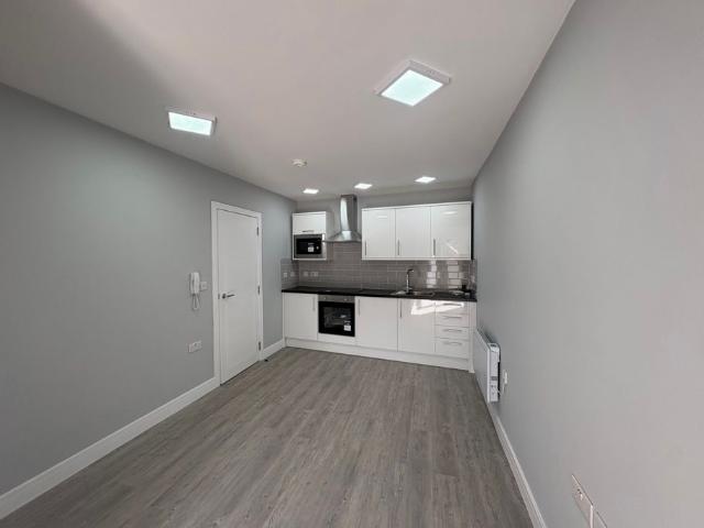 Godstone Road, Kenley CR8, 1 bed flat to rent, £1,250 pcm | PrimeLocation