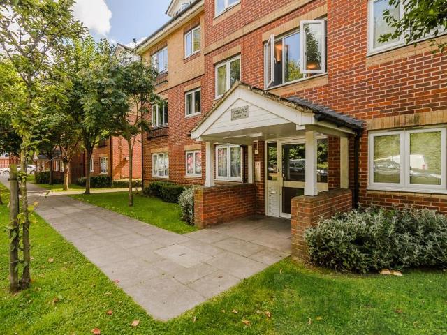 Godstone Road, Kenley CR8, 2 bed flat to rent, £1,700 pcm | PrimeLocation