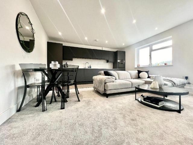 Godstone Road, Kenley, CR8 2 bed maisonette to rent £1,750 pcm £404 pw