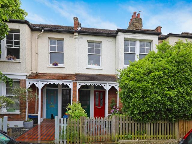 Godstone Road, St Margarets 2 bed apartment to rent £2,500 pcm £577 pw