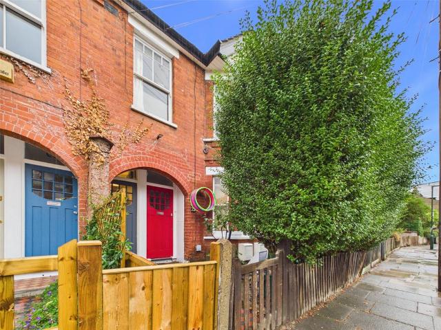 Godstone Road, St Margarets 2 bed maisonette to rent £2,300 pcm £531 pw