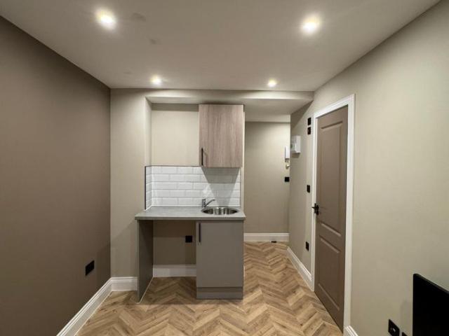 Godstone Road, Whyteleafe CR3, Studio to rent, £950 pcm | PrimeLocation