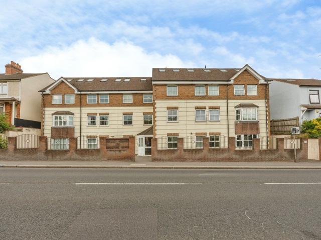 Godstone Road, Whyteleafe CR3, 1 bed flat to rent, £1,150 pcm | PrimeLocation