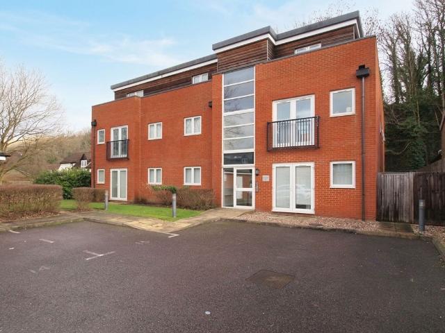 Godstone Road, Whyteleafe CR3, 2 bed flat to rent, £1,650 pcm | PrimeLocation
