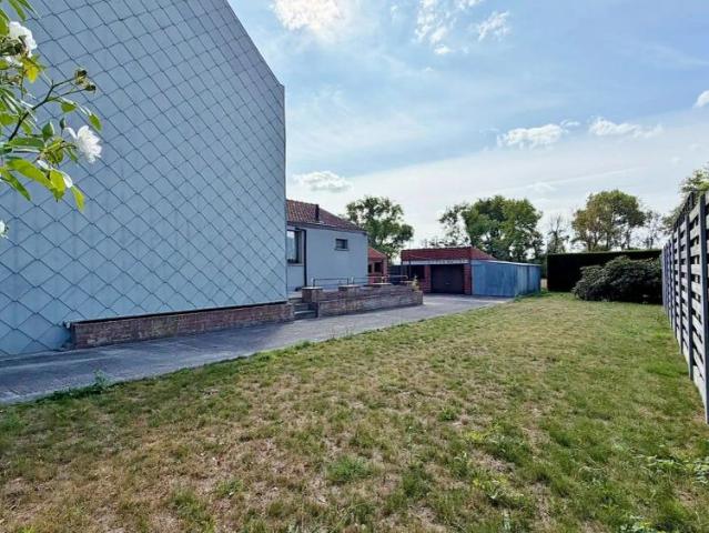 Goed onderhouden halfopen woning met 4 slaapkamers, zonnige tuin en garage