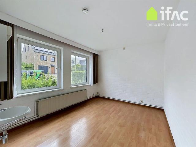 Goed gelegen 3 slaapkamer villa vlakbij Park en centrum