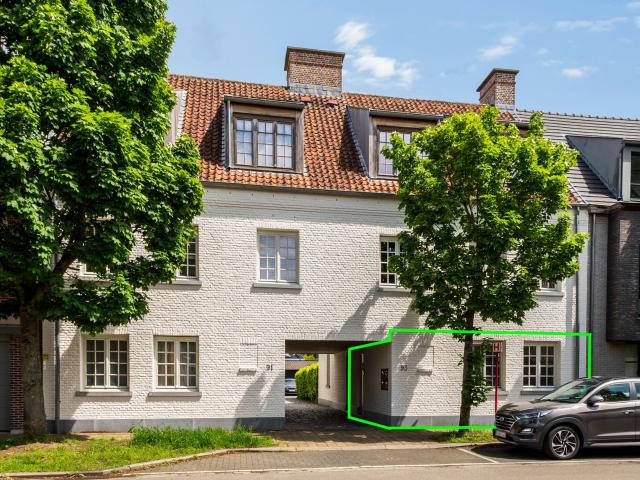 Goed gelegen gelijkvloers appartement met 1 slaapkamer, tuin en garage