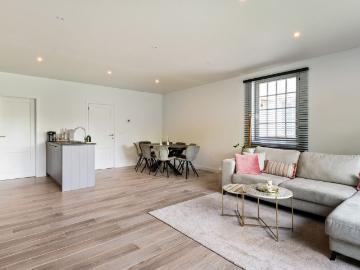 Goed gelegen gelijkvloers appartement met 1 slaapkamer, tuin en garage