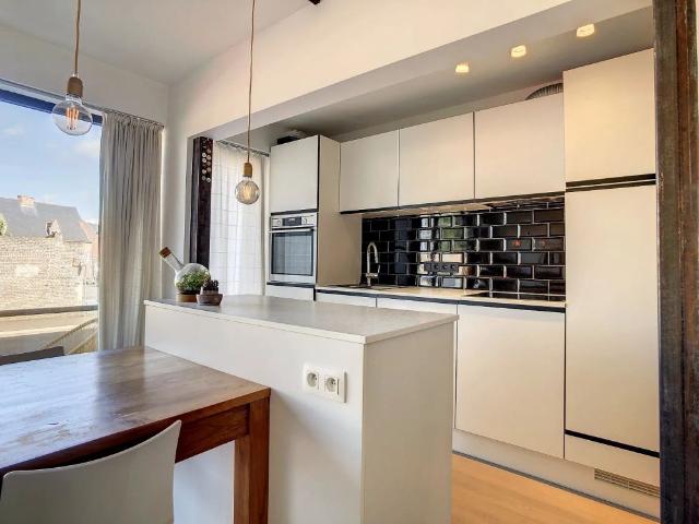 Goed gelegen gerenoveerd appartement met twee ruime slaapkamers, terras 25 m² en garagebox bewoonbare oppervlakte 73 m²