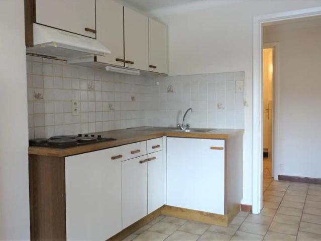 Goed gelegen, opgefrist appartement met 1 slpk en 2 kelders