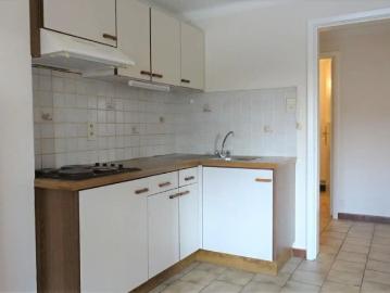 Goed gelegen, opgefrist appartement met 1 slpk en 2 kelders