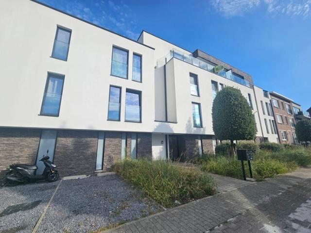 Goed gelegen penthouse met twee slaapkamers en parking