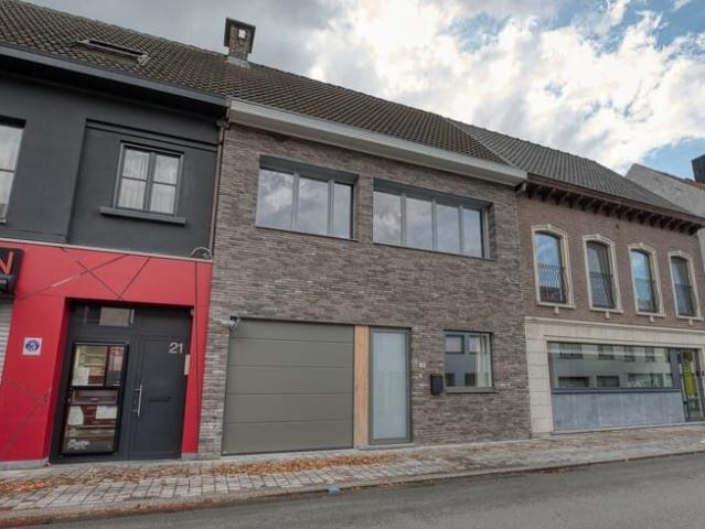 Goed gelegen woning met 4 slaapkamers, garage en tuin