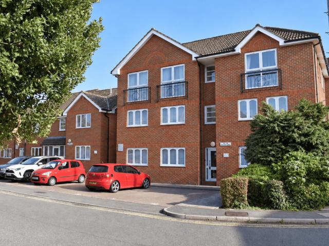 Gogmore Lane, Chertsey, KT16 1 bed flat to rent £1,200 pcm £277 pw