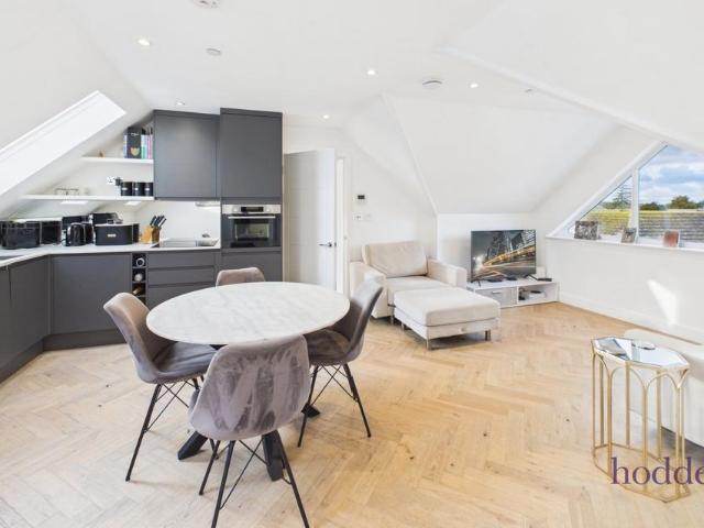 Gogmore Lane, Chertsey, Surrey, KT16 2 bed apartment to rent £1,595 pcm £368 pw