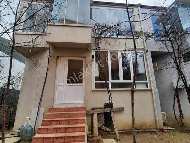 Gökhan Emlak'tan Kıbrıs Köyü'nde Satılık Üç Katlı Bahçeli Villa
