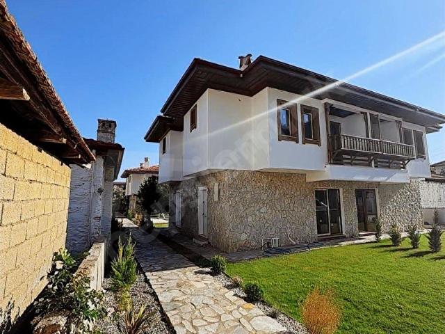 Gökova Merkezde Havuzlu Kiralık Villa