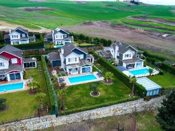 Göl Konaklarında Müstakil Havuzlu 4+1 Villa