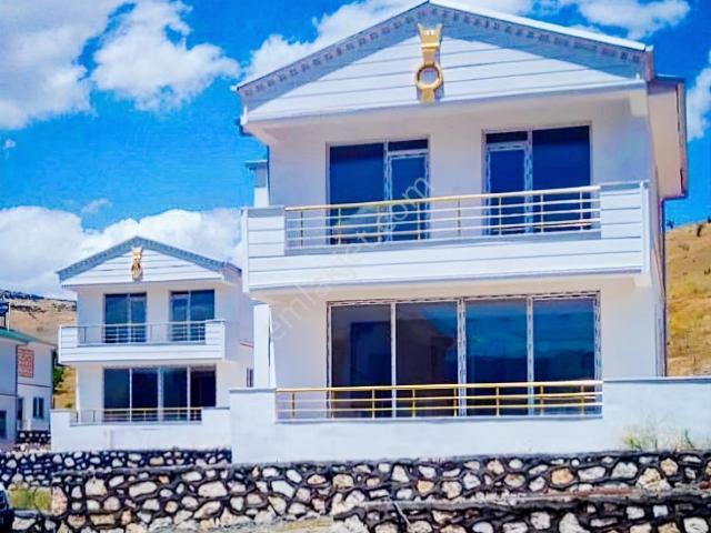 Göl Manzaralı 750 M2 Bahçeli Villa