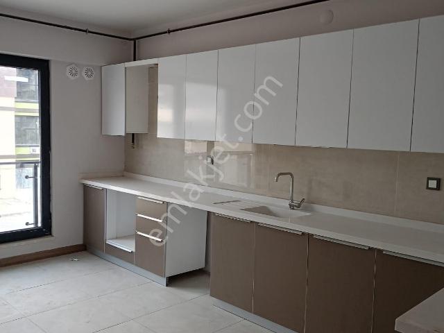 Göl Manzaralı Kapalı Mutfaklı 3+1 Kiralık Daire