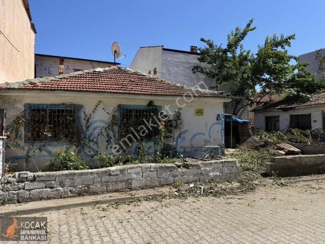 Göl Sahil Caddesi Ve Selçuk Okuluna Yakın Mesafede Müstakil Ev
