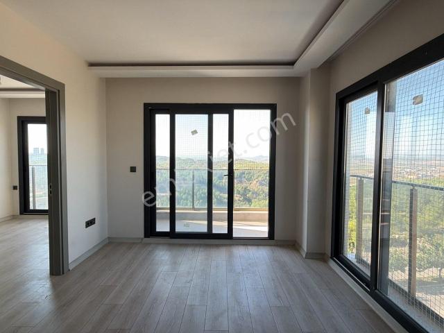 Göl Ve Doğa Manzaralı Cadde Üzeri 1+1 Boş Kiralık Daire