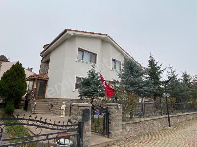 Gölbaşı Bahçelievler Şafak Sitesinde 5+2 Satılık Villa